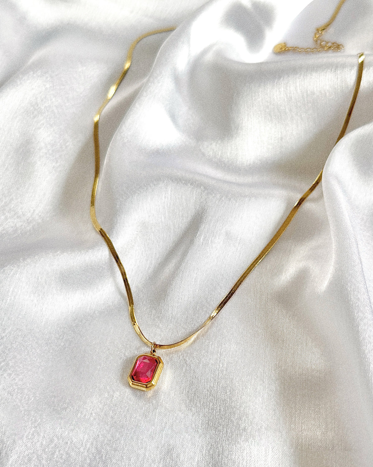 THE GULABI SOLITAIRE NECKLACE