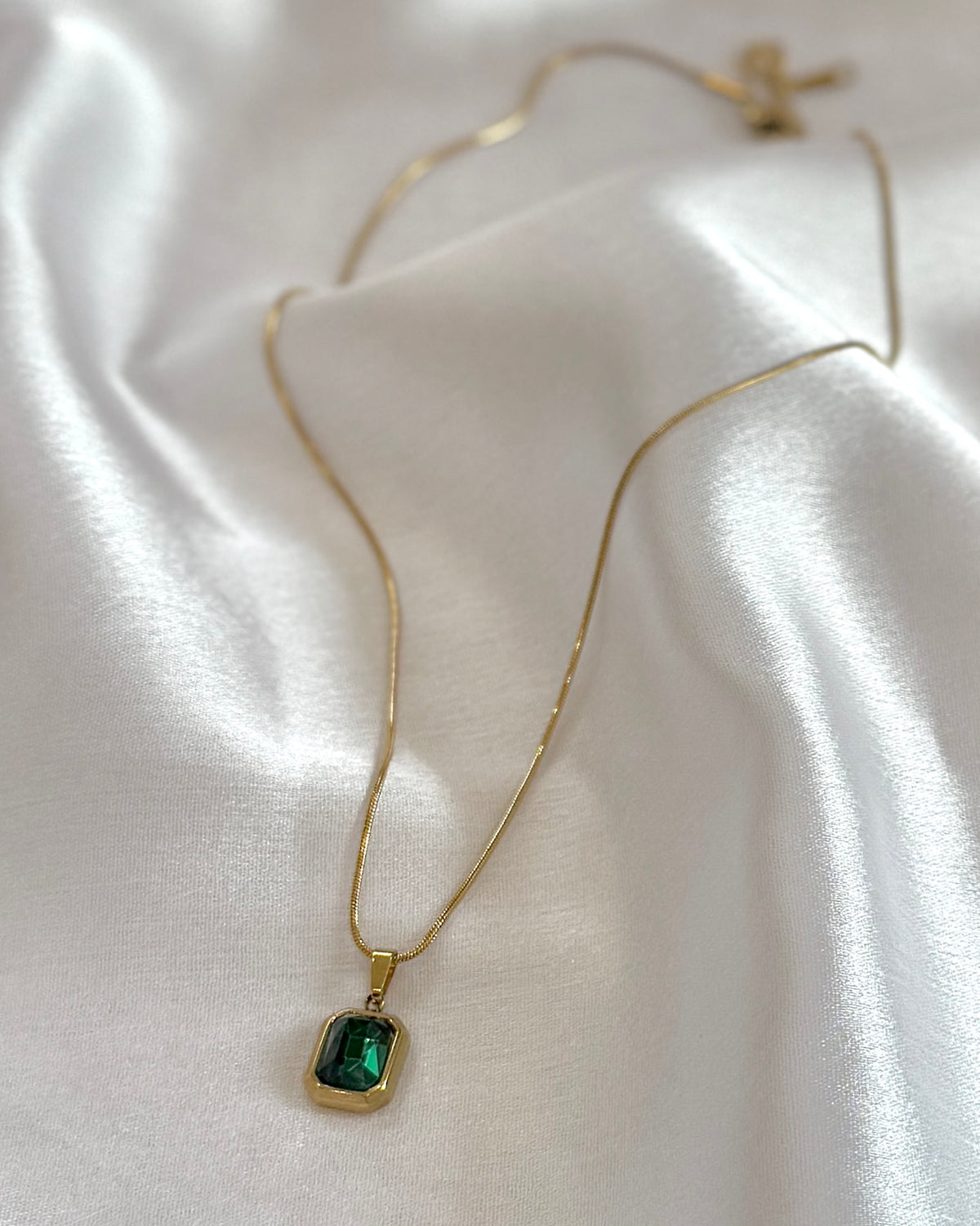 THE BAHAAR SOLITAIRE NECKLACE